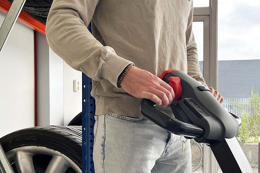 Beknellingsschakelaar geactiveerd vanwege een beknelde bestuurder tussen een bandenstelling en een elektrische palletwagen